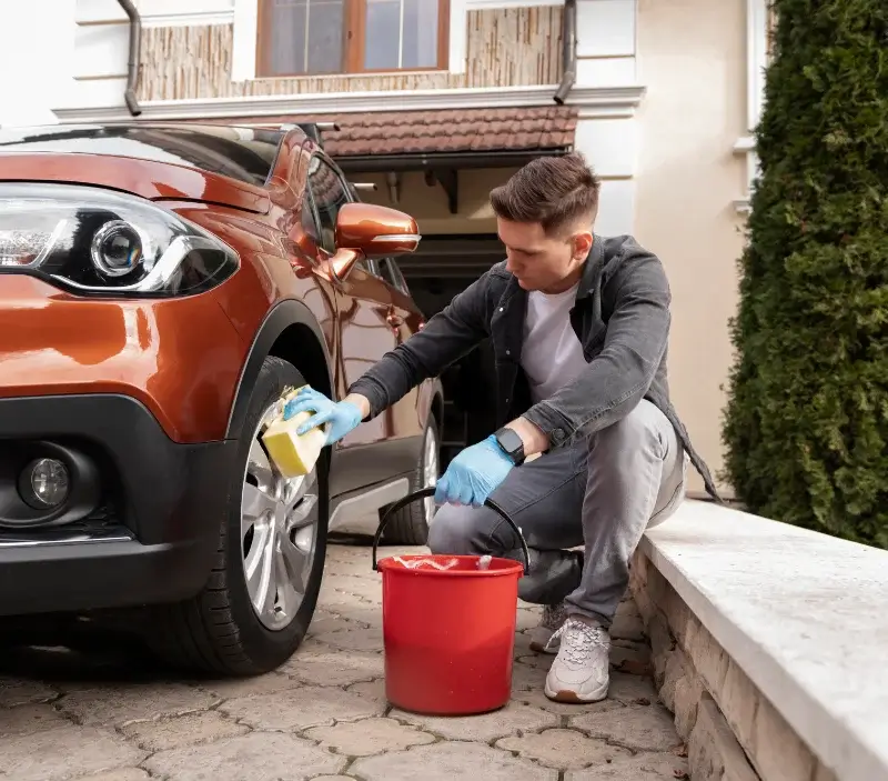Lavage auto à domicile Bonnac : professionnel intervenant sur un véhicule